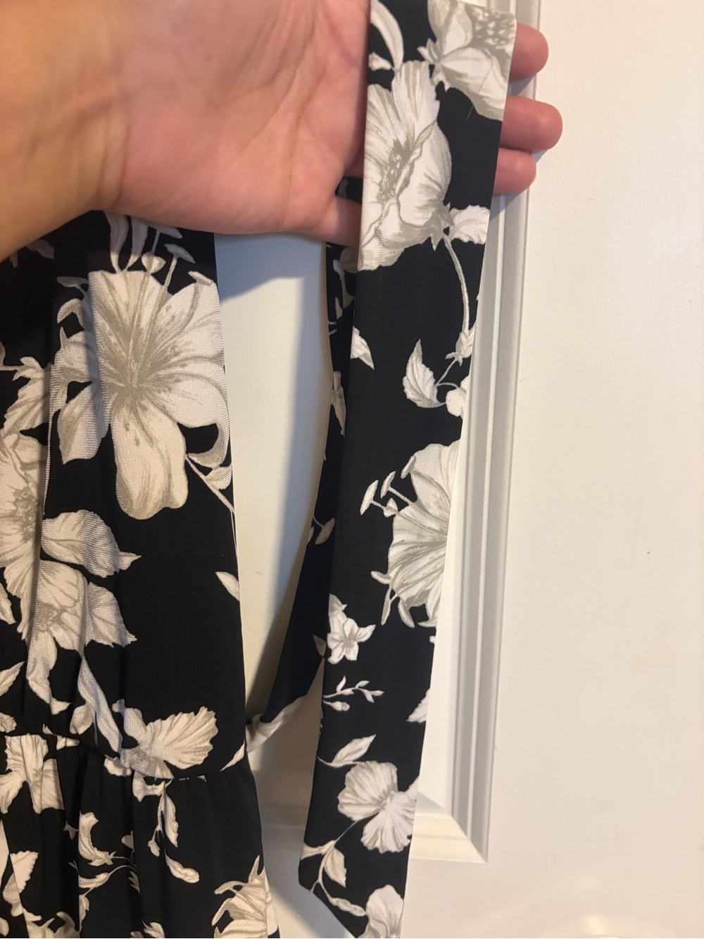 White House Black Market Black White Floral Ruffle Romper Size 6 - Picture 7 of 8